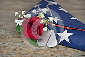 Vojenský pes tagy a ruže na skladané vlajka 