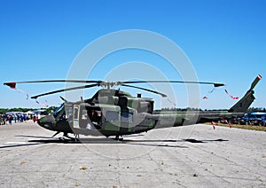 Militar helicóptero sobre el 