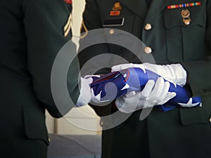 Militare onorare guardia si piega unito stati bandiera sul 