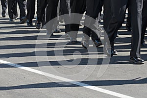 Militär marschieren. Schatten auf der Straßen 