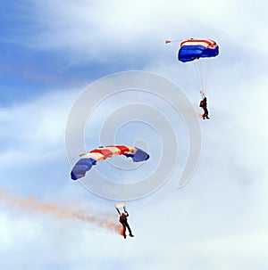 Militar paracaídas saltar fiesta 