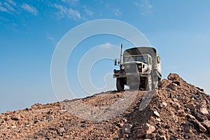 Militare camion sul sporco collina 