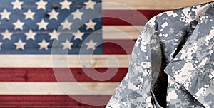 Vojenský jednotný vybledlý desky namalovaný v americký spojené státy americké vlajka 