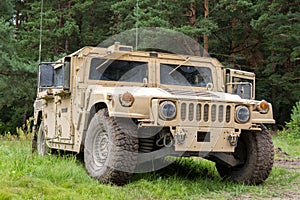Militar vehículo bastidores sobre el verde terreno 