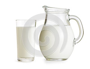 Jarra de leche y el vaso de vidrio sobre fondo blanco.