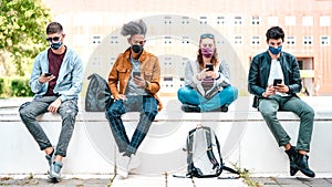 Amigos elegante telefonos sobre el tipos ola preocupado los chicos a las chicas seguimiento 