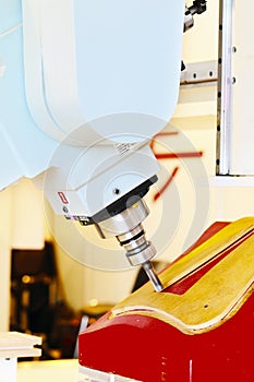 Milling CNC machine tool with replaceable end mill