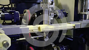 Milling of grooves in a wooden bar on the machine