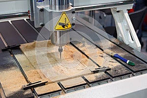 Milling machine for wood during operation
