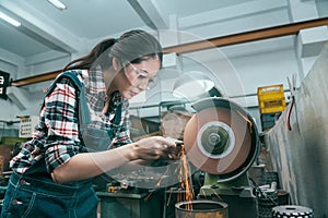 Milling machining worker using abrasive wheel tool