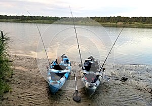 Due kayak attrezzato aste sul costa 