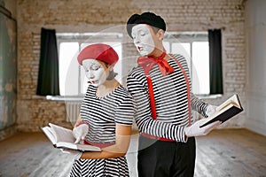 Mime artists, scene with books, student parody