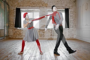 Mime artists, strangulation with a scarf, comedy