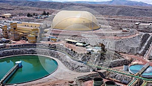 Mineral processing plant in an open pit mine