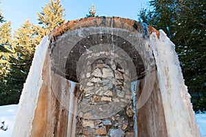 Fontána minerálnej vody postavená z betónu a kameňa