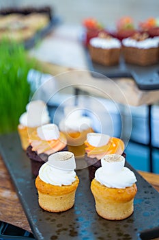 Mini cake with marshmallow and cream
