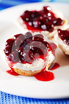 Mini cheese cakes with cranberries