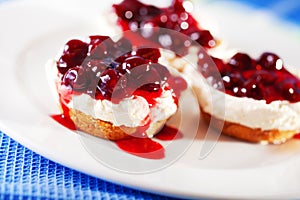 Mini cheese cakes with cranberries