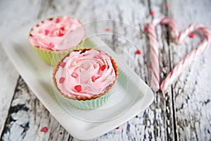 Mini cheesecakes with pink marshmallow fluff