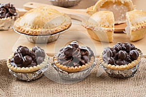 Mini chocolate tart with crunchy