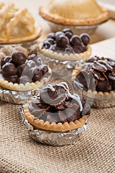 Mini chocolate tart with crunchy