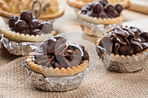 Mini chocolate tart with crunchy