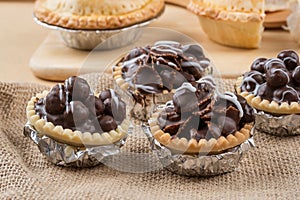 Mini chocolate tart with crunchy