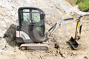 Mini hydraulic excavator