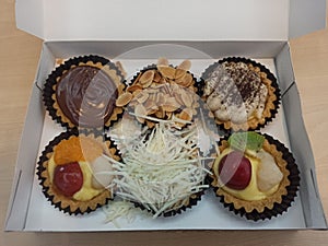 Mini pie tart with various toppings
