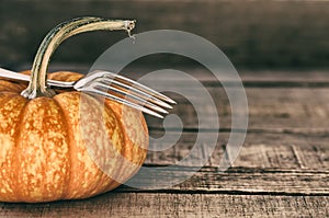 Calabaza tenedor naturaleza muerta sobre el rural lámina 