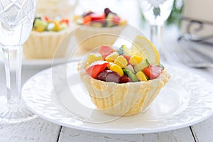 Mini tart with corn, kidney beans and avocado salad for holiday