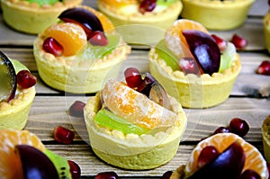 Mini tartes with fruit