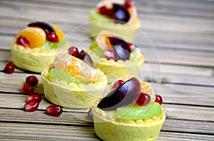 Mini tartes with fruit