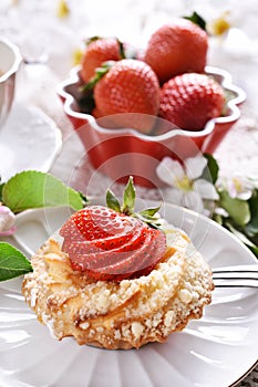 Mini tartlet with cottage cheese and strawberry and fresh fruits