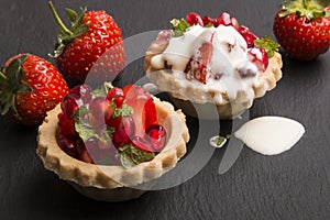 Mini tartlet with fruit and cream