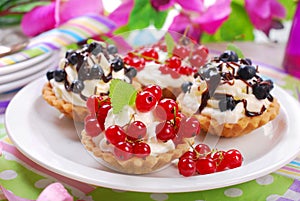 Mini tartlets with whipped cream and fresh fruits