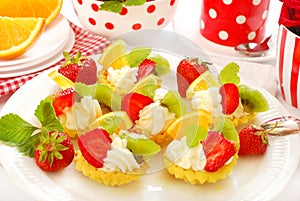 Mini tartlets with whipped cream and fruits