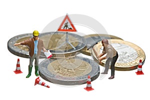 Miniature figures working on a heap of Euro coins.