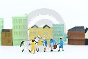 Miniature people : Pet market for animal lovers. Image use for business concept