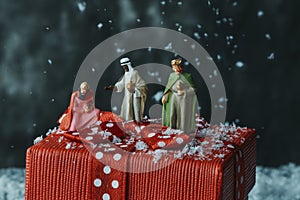 The miniatures of the magi on a red gift box