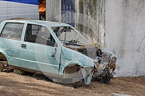 Minicar broken in accident is abandoned