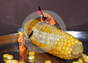 Minifigures cuts corn grains 11