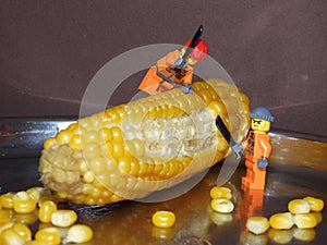 Minifigures cuts corn grains 12