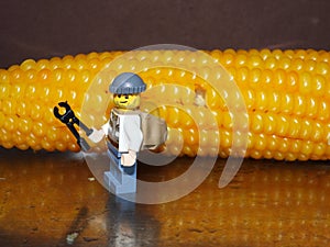 Minifigures cuts corn grains 29