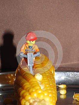 Minifigures cuts corn grains 7
