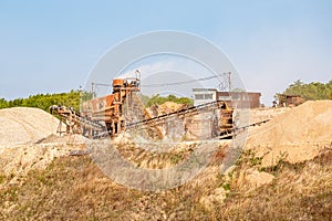 Mining conveyor installation for the extraction and crushing of stone, carrying out the process of processing of