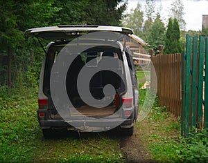 minivan open rear door