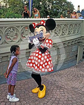 Minnie Mouse signs autograph