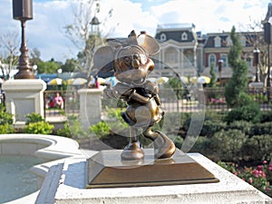 Minnie Mouse Statue