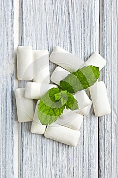 Mint leaves and chewing gum